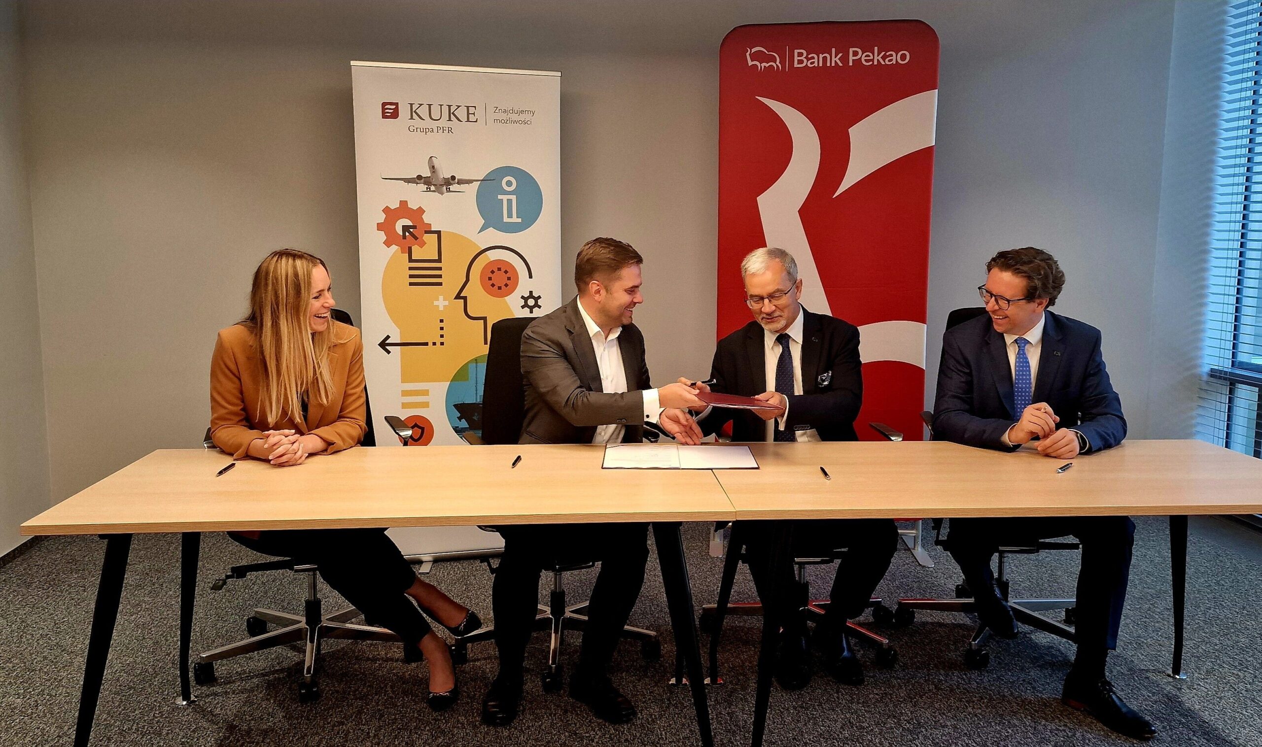 Od lewej: Katarzyna Kowalska (wiceprezes KUKE), Janusz Władyczak (prezes KUKE), Jerzy Kwieciński (wiceprezes Pekao S.A.), Błażej Szczecki (wiceprezes Pekao S.A.).