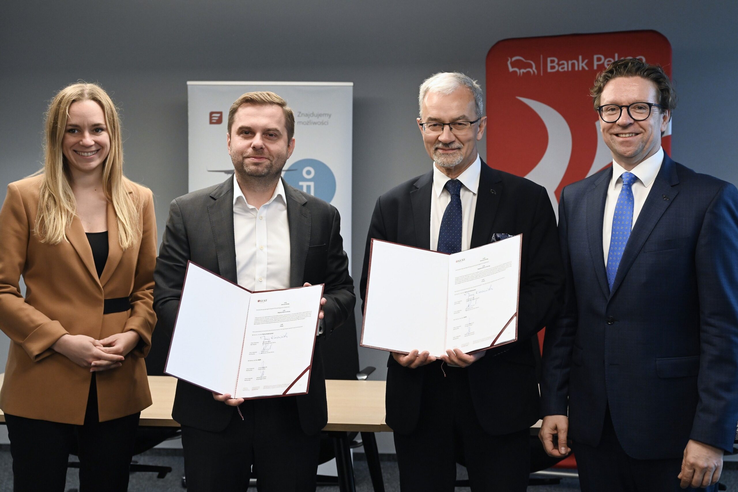 Od lewej: Katarzyna Kowalska (wiceprezes KUKE), Janusz Władyczak (prezes KUKE), Jerzy Kwieciński (wiceprezes Pekao S.A.), Błażej Szczecki Jerzy Kwieciński (wiceprezes Pekao S.A.).